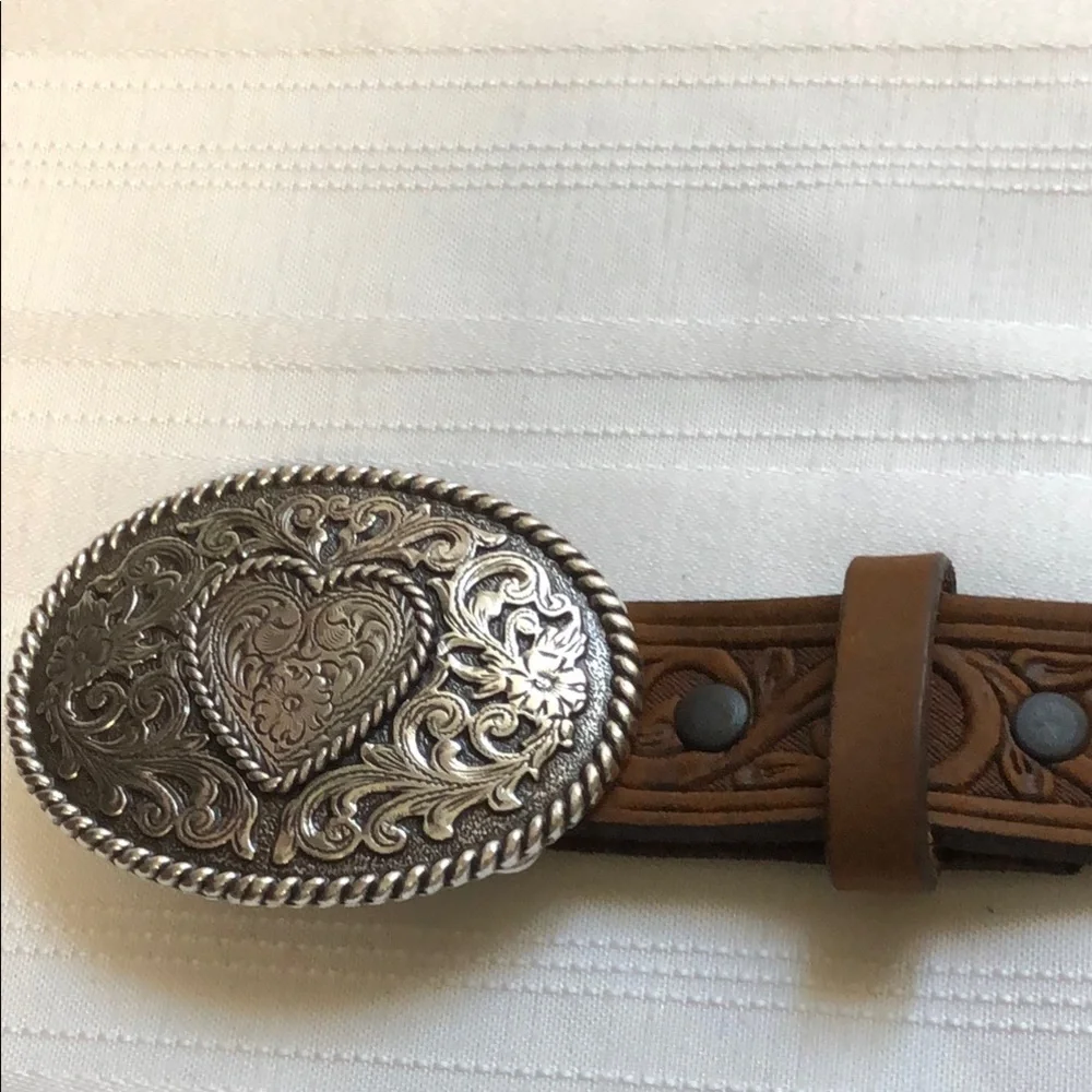 Women’s Justin Leather western style belt Sz 28 Brown Leather with heart buckle - Picture 5 of 16